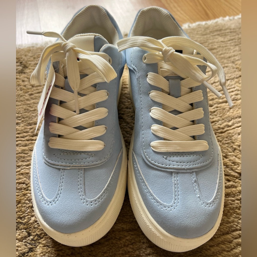 NWT Tommy Hilfiger Sneakers - Size 7